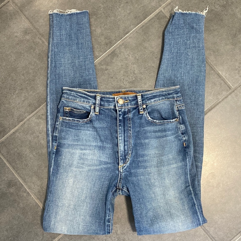 Joe’s High Rise Raw Hem Skinnies Vani wash 26